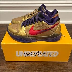 Used KOBE 5 Undefeated Hall of Fame size 5.5, have only been worn indoors.